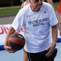 Foto: Basketbolisti 'piešauj' grozus pirms Latvijas 3x3 basketbola čempionāta