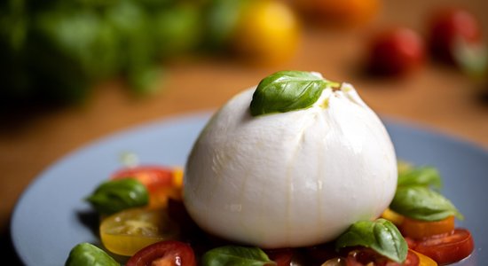 Sieru karaliene no Itālijas – kas ir burrata un kā to gardi apēst?