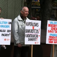 Foto: Baloni, karodziņi un plakāti LSP mītiņā Vērmanes dārzā