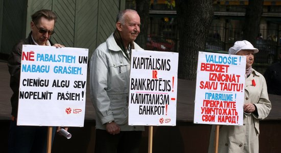 Foto: Baloni, karodziņi un plakāti LSP mītiņā Vērmanes dārzā