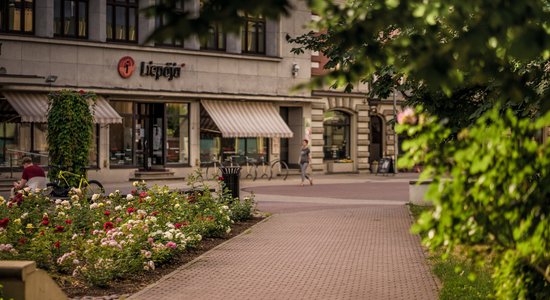 Naži, šļirces un paštaisīti ieroči – policija Liepājā aizturējusi agresīvu vīrieti