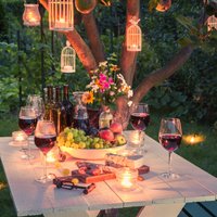 Vasarīga ballīte dārzā: ieteikumi skaistam vakaram ar draugiem