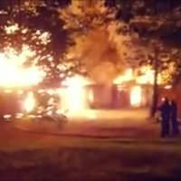 ВИДЕО: В ночь на четверг в районе Ильгюциемса произошел крупный пожар