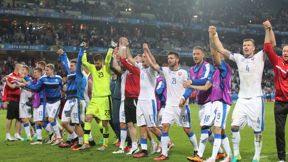 Slovak players celebrate their victory Euro 2016