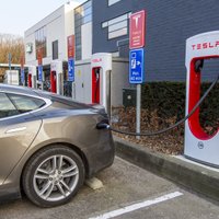 Norvēģijas tiesa liek 'Tesla' atmaksāt autoīpašniekiem 16 000 dolāru par akumulatoru kapacitātes samazināšanu