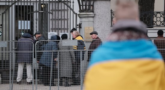 Foto: Rīgā 'vēlē' Krievijas prezidentu; sanākuši arī protestētāji (plkst.17:30)