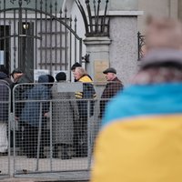 Foto: Rīgā 'vēlē' Krievijas prezidentu; sanākuši arī protestētāji (plkst.17:30)