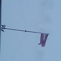 Kumbuļu ciemā plīvo sadriskāts Latvijas valsts karogs