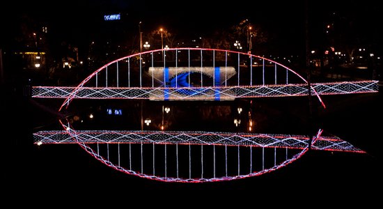 'Staro Rīga' pirmās dienas favorīts - 42 metrus garš gaismas tilts