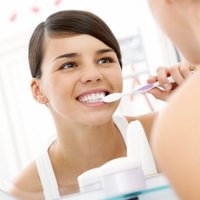 Девять лучших натуральных продуктов для отбеливания зубов