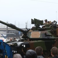 ФОТО: В параде в Риге приняли участие новые БМП и американский танк