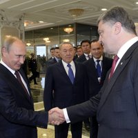 Porošenko draudējis Putinam publicēt ziņas par Krievijas karavīriem Ukrainā