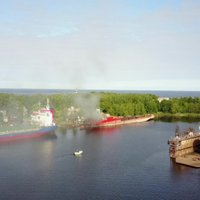 Drona video: Kā dega Daugavgrīvā pietauvotais kuģis