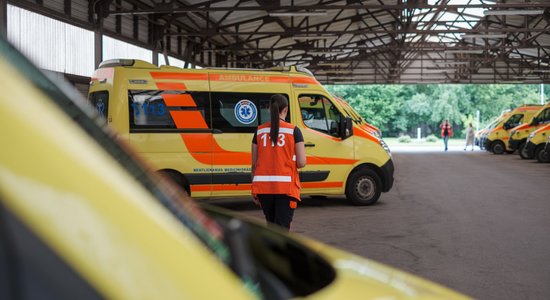 Jāņu dienā NMPD auto piedzimst puisītis; mediķiem un glābējiem svētkos darba nav trūcis