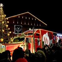 Reportāža: Leģendārais "Coca-Cola" Ziemassvētku auto viesojas Rīgā