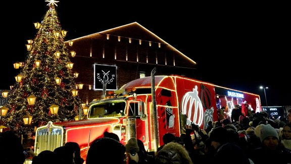 Reportāža: Leģendārais "Coca-Cola" Ziemassvētku auto viesojas Rīgā