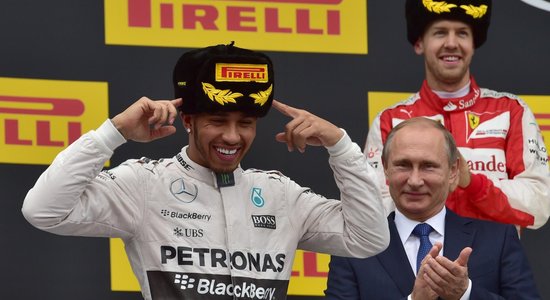 Hamiltons izmanto Rosberga neveiksmi, sperot ļoti platu soli pretim F-1 čempiona titulam