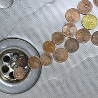 'Rīgas namu pārvaldnieks' pensionārei par ūdeni mēnesī liek samaksāt 600 eiro, vēsta laikraksts