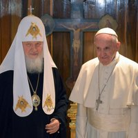 Foto: Kubā tiekas pāvests Francisks un patriarhs Kirils