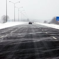 Sniega un apledojuma dēļ apgrūtināti braukšanas apstākļi visā valsts teritorijā