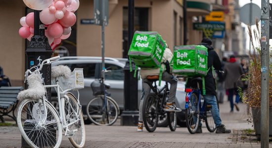 Dzīres bada laikā. Kur sakņojas skandāls par 'Wolt' un 'Bolt' kurjeru pētījumu