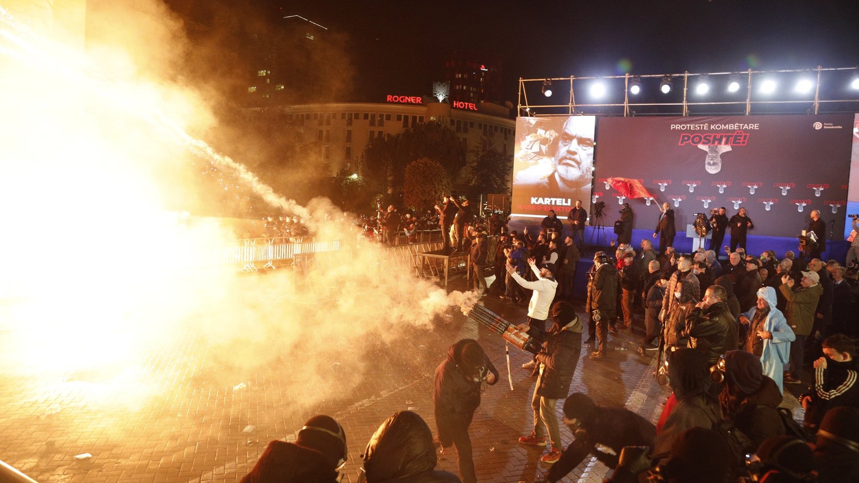 Foto: Albānijā demonstrantu un policijas sadursmēs vairāki ievainotie