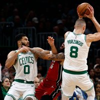 Porziņģis gūst 18 punktus; 'tālmetienu lietus' palīdz 'Celtics' ar uzvaru sākt NBA 'play-off'