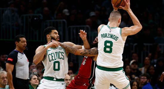 Porziņģis gūst 18 punktus; 'tālmetienu lietus' palīdz 'Celtics' ar uzvaru sākt NBA 'play-off'