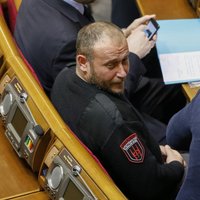 'Labējā sektora' līderis Jarošs atklāj, ka uz parlamenta sēdēm dodas ar granātu kabatā