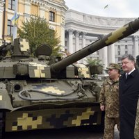 Порошенко разрешил иностранцам служить в армии Украины по контракту