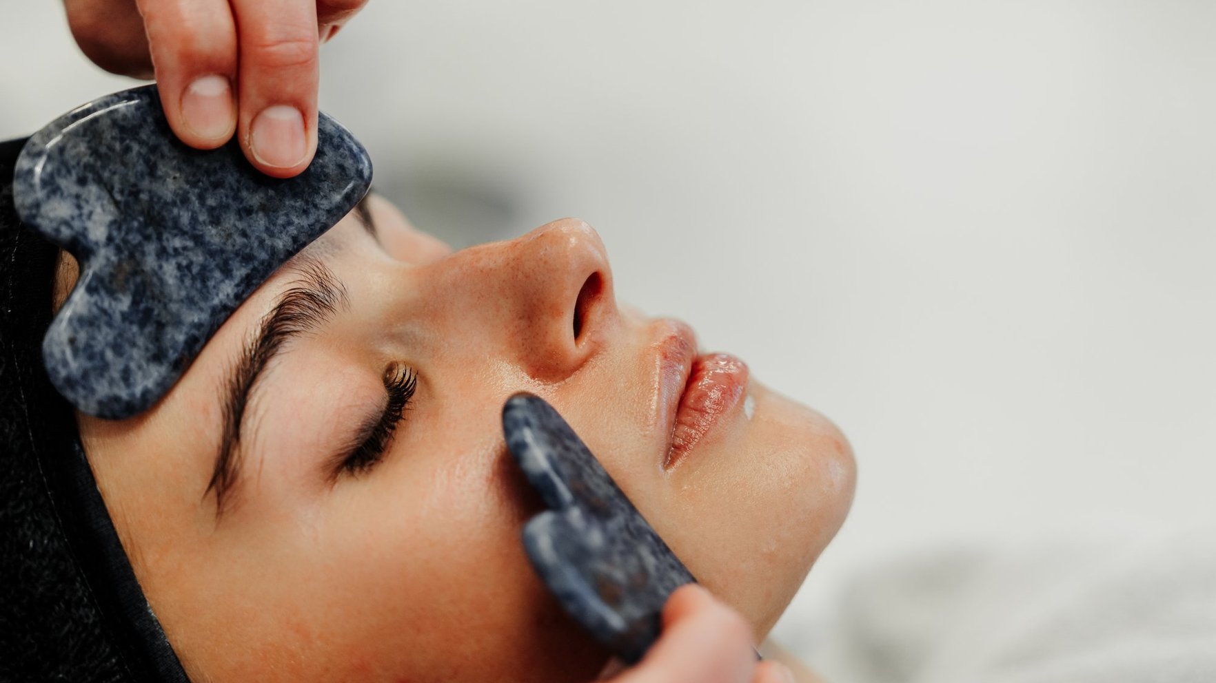 Lifting, improving the facial oval, and other promises: Beautician reveals the truth about 'gua sha' massage