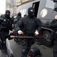 Teroristu medības: drošības spēki ielenkuši pilsētu Francijas ziemeļos; pārmeklē arī mežus