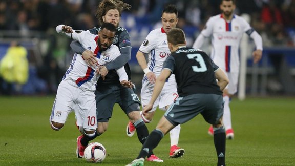 Ajax Lasse Schone vs Lyon Alexandre Lacazette