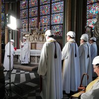 В соборе Парижской Богоматери отслужили мессу в касках