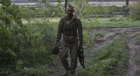 Ukrainas karaspēks Harkivā atkāpies uz jaunām pozīcijām, ziņo militārpersonas