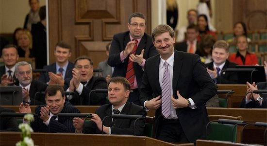 Opozīcija debatēs par jauno valdību bārstās ar krāšņiem epitetiem