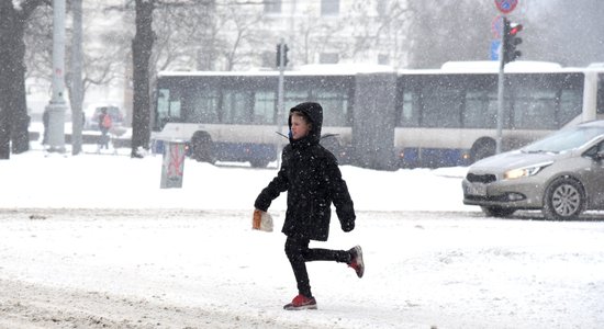 Rīgā ceturtdien ļaus izmantot 'puteņa biļetes'; skubina strādāt attālināti