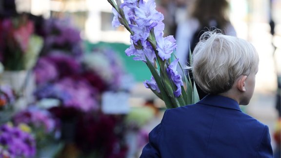 Zinību diena 1. septembris skola gladiolas skolēns skolnieks pirmklasnieks