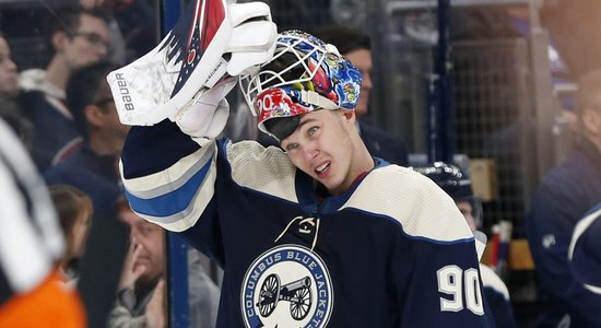 Merzļikins 'Blue Jackets' treniņā pagrūstās ar komandas biedru