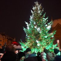 ФОТО: На Домской площади зажгли главную рождественскую елку Риги