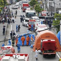 Japānā uzbrukumā sadurti 19 cilvēki, no kuriem divi miruši