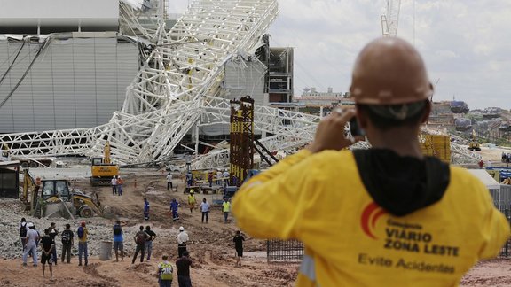 Stadionam Brazīlijā ielūzt jumts - 1