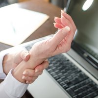 Kāpēc tirpst rokas, strādājot ar datoru