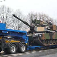 Foto: Parādē dodas jaunās kāpurķēžu kaujas mašīnas un ASV tanks