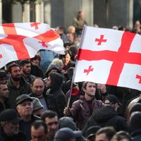 "У Грузии нет президента": тысячи человек протестуют на улицах Тбилиси
