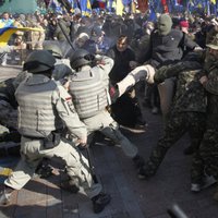 Киев: националисты забросали здание Рады коктейлями Молотова
