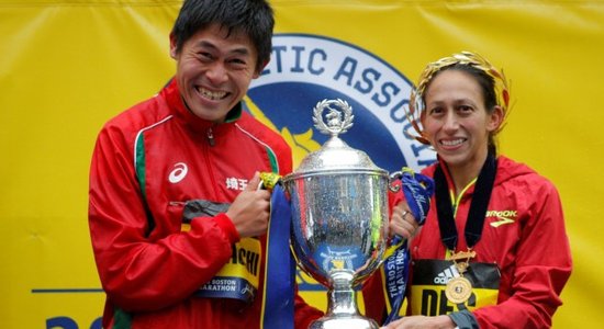 Bostonas maratonā pēc vairāk nekā 30 gadiem uzvar Japānas un ASV skrējēji