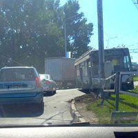 ФОТО: возле Rīga Plaza автобус врезался в ограждение