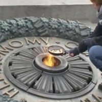 Украинская националистка жарила яичницу на Вечном огне