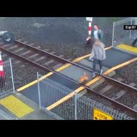 Video: Jaunzēlandiete gandrīz nepamana virsū braucošu vilcienu